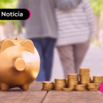 Cofrinho e moedas lado a lado.