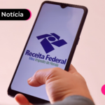Pessoa segurando o celular com a logo da Receita Federal