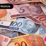 notas de dinheiro espalhadas em mesa.