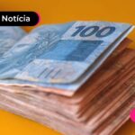 Pilha de dinheiro.