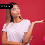 Jovem com expressão de dúvida olhando para o lado.