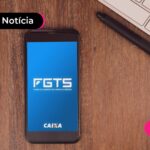 Celular com aplicativo do FGTS na tela.