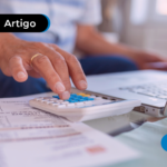 Pessoa mexendo em uma calculadora