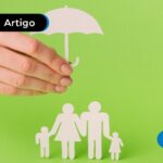 Imagem ilustrativa de bonecos de papéis com uma pessoa segurando um guarda-chuva de papel