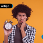 Pessoa segurando um relógio
