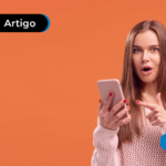 Pessoa com olhar surpresa segurando o celular