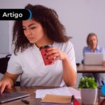 Pessoa olhando para um computador