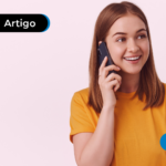 Pessoa sorrindo ao telefone