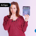 Pessoa segurando uma calculadora