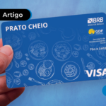 Pessoa segurando um cartão prato cheio