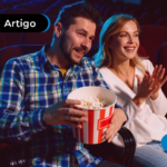 Duas pessoas sorrindo no cinema