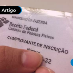 Pessoa segurando um CPF