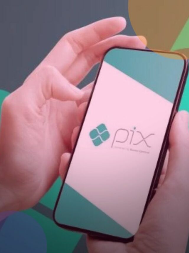 Pessoa segurando um celular com a imagem do Pix