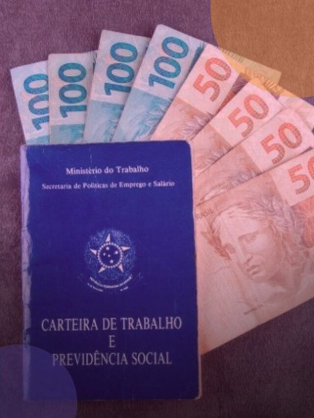 Carteira de Trabalho com cédulas de cem e cinquenta reais dentro dela