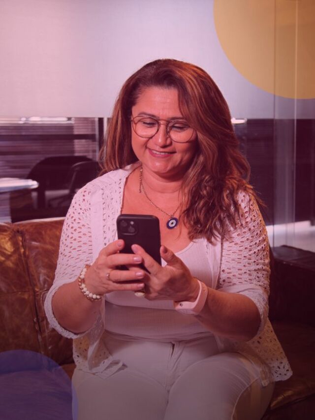 Pessoa sorrindo olhando para o celular