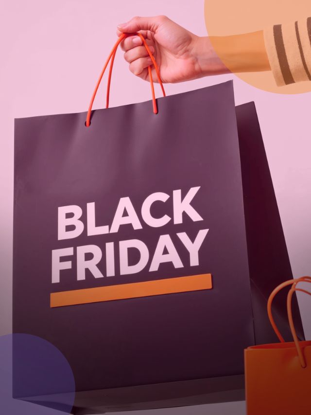 Mão segurando sacola preta com "Black friday" no meio.