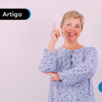 Pessoa sorrindo apontando para cima