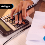 Pessoa com uma calculadora