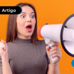 Pessoa segurando um megafone