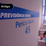 Imagem de uma porta escrita "Previdência Social"