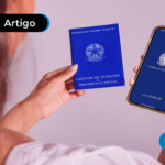 Pessoa segurando um celular e uma carteira de trabalho