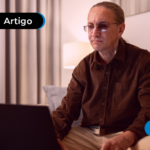 Pessoa olhando para o computador