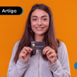 Pessoa sorrindo segurando um cartão