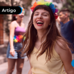 Pessoa em um carnaval sorrindo