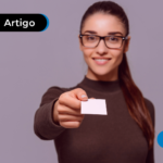 Pessoa entregando um cartão