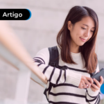 Pessoa olhando para um celular