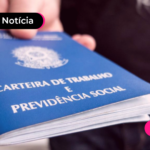 Pessoa segurando carteira de trabalho física.