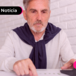 Aposentado do INSS fazendo calculo do aumento da margem consignável de 2025.