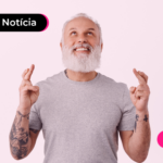 Pessoa de idade sorrindo após ler notícia sobre o aumento do salário minimo INSS.