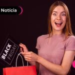 Jovem sorrindo segurando sacolas da Black Friday.