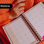 Pessoa segurando calendário com datas de pagamento do Bolsa Família em novembro.