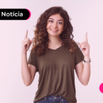 Jovem com cabelo solto sorrindo.