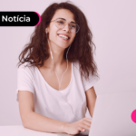 Empreendedora sorrindo enquanto usa notebook.