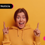 Pessoa sorrindo enquanto lê notícia.