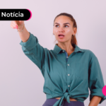 Pessoa com expressão seria.