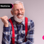 Pessoa de idade comemorando salário da aposentadoria.