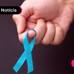 Pessoa segurando um laço do novembro azul