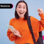 Estudante sorrindo após ver calendário de pagamento do pé de meia.