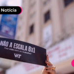 Pessoa protestando com cartaz pelo fim da escala 6x1.