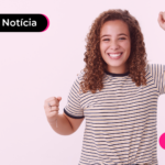 Pessoa sorrindo após ler notícia sobre pagamento do décimo terceiro.