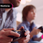 Pessoas jogando com PS5 comprado em promoção da Black Friday,