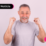 Pessoa comemorando final de processo contra o INSS.