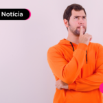 Jovem pensando no reajuste do salário mínimo e seus impactos.