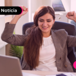 Pessoa sorrindo pensando no décimo terceiro que será pago esse mês.