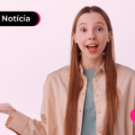 Pessoa feliz após ler notícia sobre a projeção do salário mínimo de 2025.
