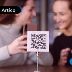 Pessoa fazendo a leitura de um Qr code